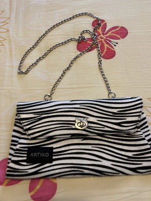 Women's shoulder bag, black and white