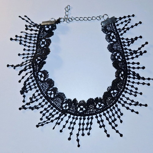 Choker necklace in black color like new