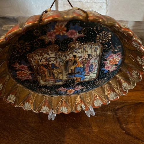 Vintage Japanese Satsuma decorative wall plate with hand painted Moriage details like new