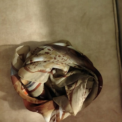 Square scarves used, white 45×45 and printed 60×60
