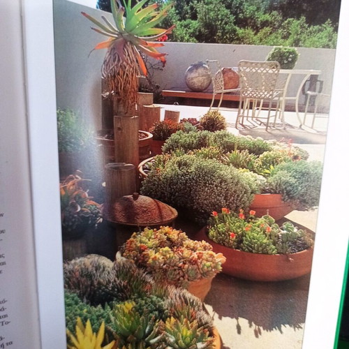 Gardening in Containers book like new, Greek