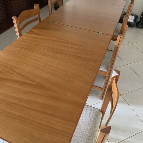 Foldable table with 6 chairs like new, brown wood