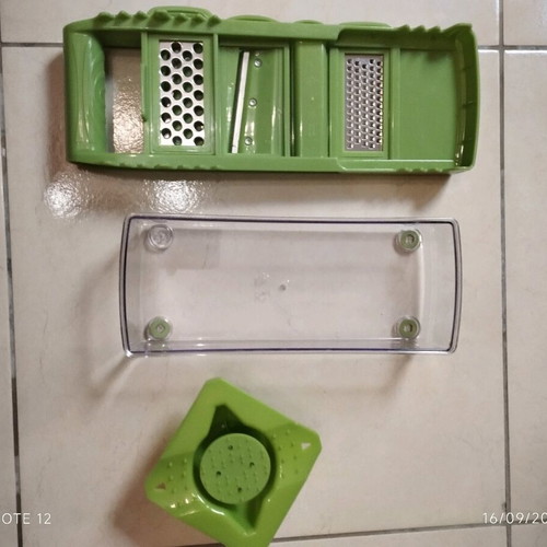 Vegetable mandoline used with collection container