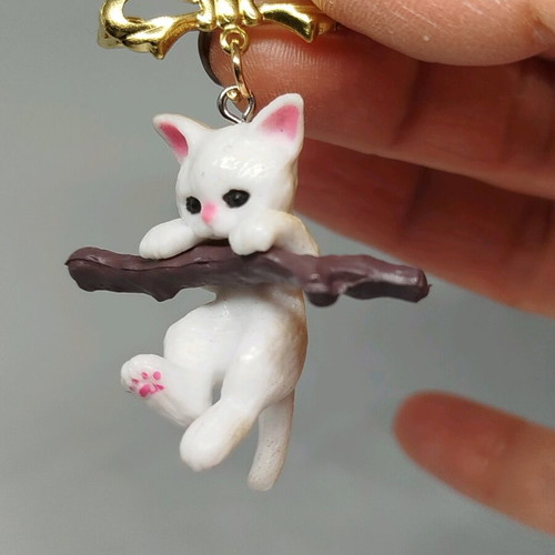 Cat brooch like new with dimensions 5x4 cm