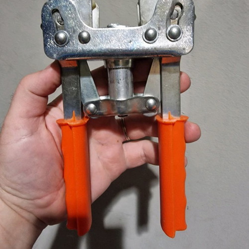 Hand capper used for metal caps