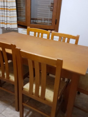 Τραπέζι κουζίνας-τραπεζαρίας με επέκταση και 6 καρέκλες σαν καινούργιο