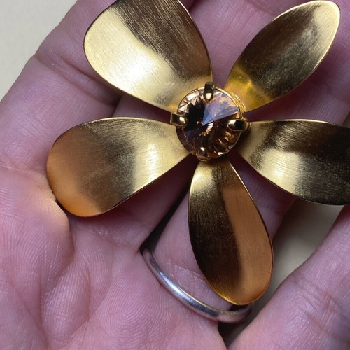 Flower brooch like new, gold color with precious stone