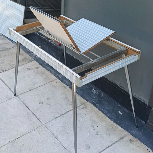 Formica dining table foldable with metal legs like new