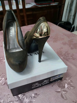 Heels with gold details used, brown, size 37-37.5
