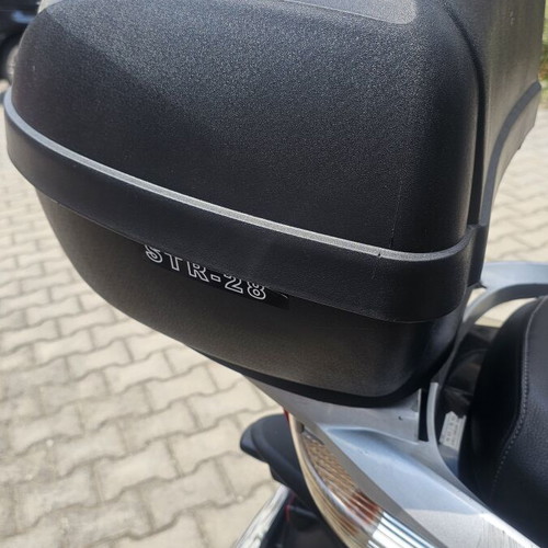Motorcycle top case 28 liters like new with base