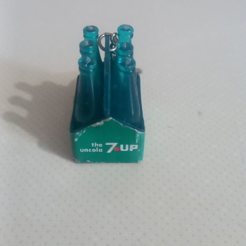 Keychain vintage in 7up six-pack shape used