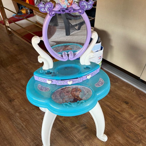 Frozen kids table used with mirror and drawers for cosmetics