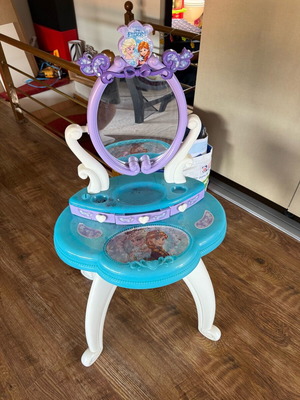 Frozen kids table used with mirror and drawers for cosmetics