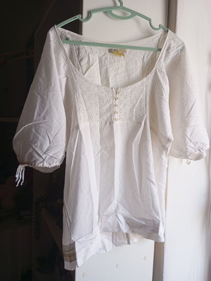 White blouse with wide sleeves, buttons and lace, size M/L