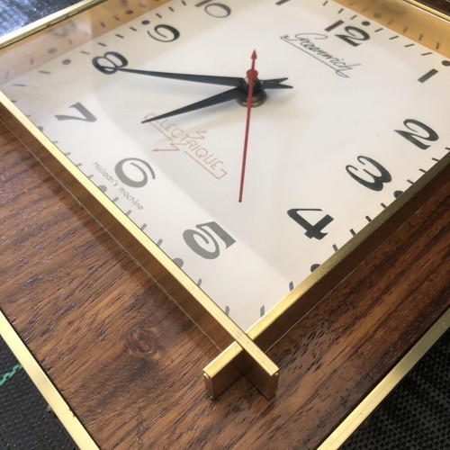 Greenwich electric wall clock like new, functional