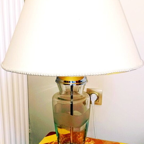 Table lamp with transparent glass base and white shade like new