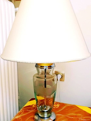 Table lamp with transparent glass base and white shade like new