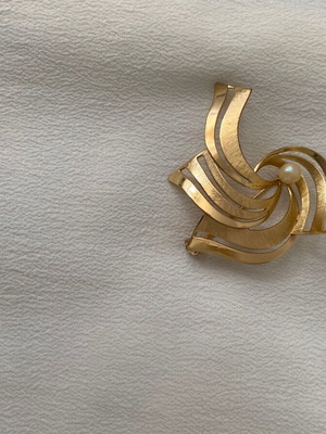 Pin with wavy designs like new, gold-colored