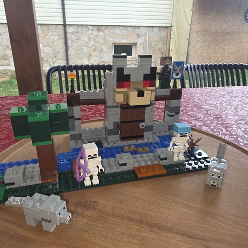 LEGO Minecraft The Wolf Stronghold set 21261, 312 pieces
