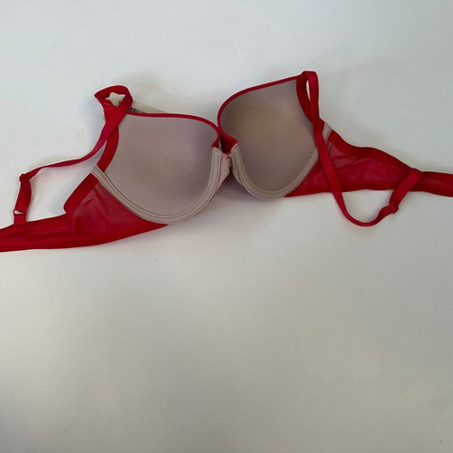 Red lace bra Triumph new with underwire and light padding size 85B