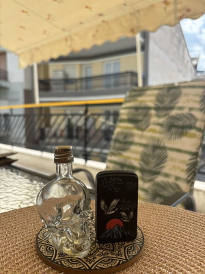 Skull-shaped carafe like new, pocket size, transparent
