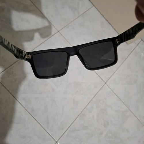 Sunglasses with polarized lens in like new condition, black
