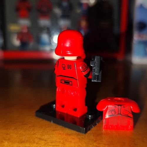 Sith Trooper Star Wars minifigure with base and blaster