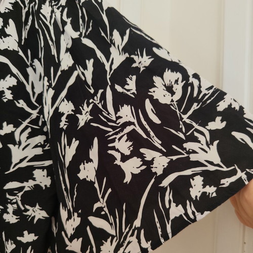 See U Soon Black Floral Short Sleeve Cropped Shirt Like New, Size L