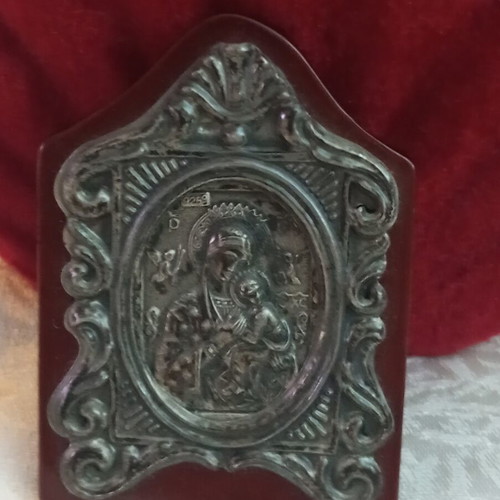 Silver icon 925 on wooden base