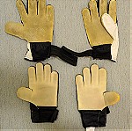  Δύο παιδικά ζευγάρια NIKE γάντια τερματοφύλακα και επικαλαμίδες (30 ευρώ)