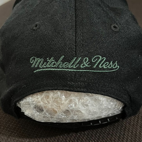 Milwaukee Bucks Mitchell & Ness hat very good condition, black, one size