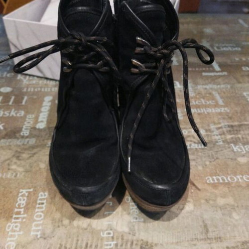 Women's black ankle boots like new, suede with fur lining