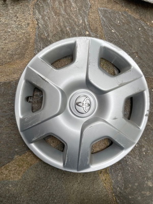 Toyota Yaris 2005 hubcap used, original