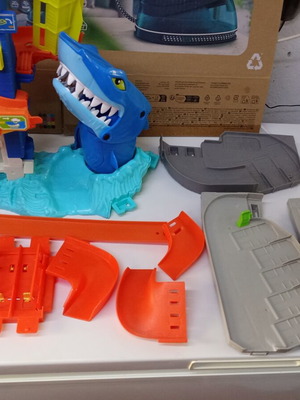 Hot Wheels lot used, various authentic parts and tracks
