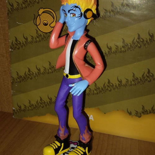 Monster High collection #18 Holt Hyde magazine with figure used