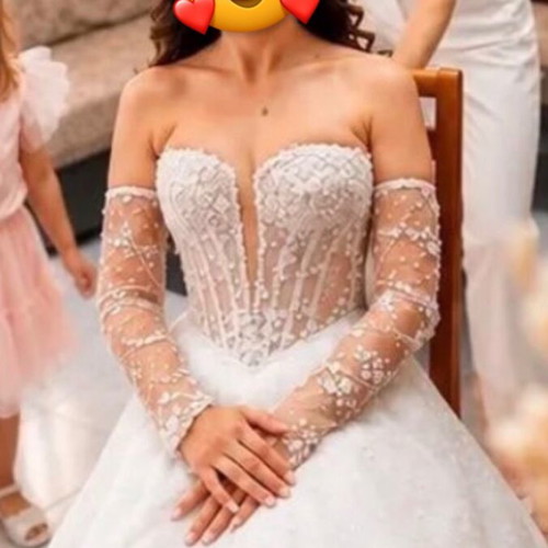 Wedding dress from atelier Constantino with sleeves and veil