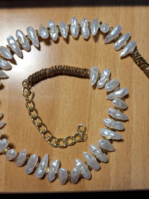 Necklace in gold color with synthetic pearls new