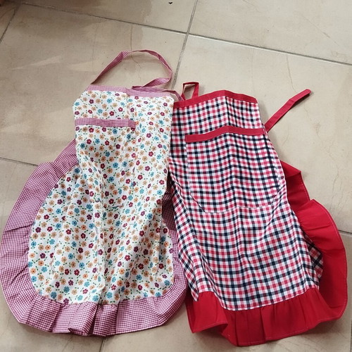 Set of 2 waist aprons with floral and checkered patterns, like new