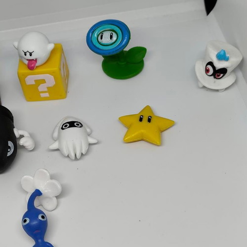Super Mario Bros and Pikmin figure set like new, 10 pieces