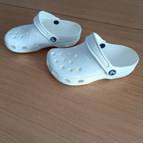 Crocs Classic Clog white, like new, youth size J1 (32-33)