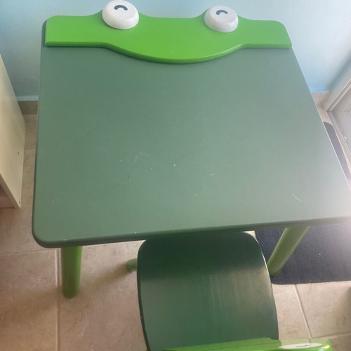 Wooden table and chair set like new