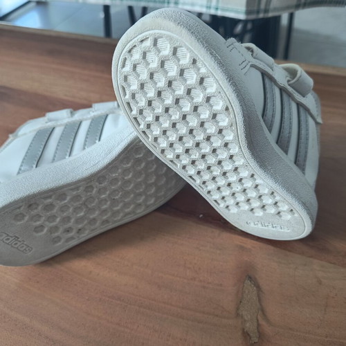 Παιδικά παπούτσια Adidas νούμερο 23 άσπρα σαν καινούργια