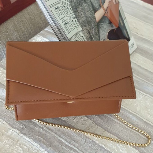 Shoulder bag like new with gold chain brown color