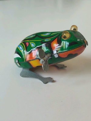 Retro Metal Wind-Up Frog collectible, new