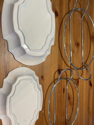 Pyrex set with metal serving base new