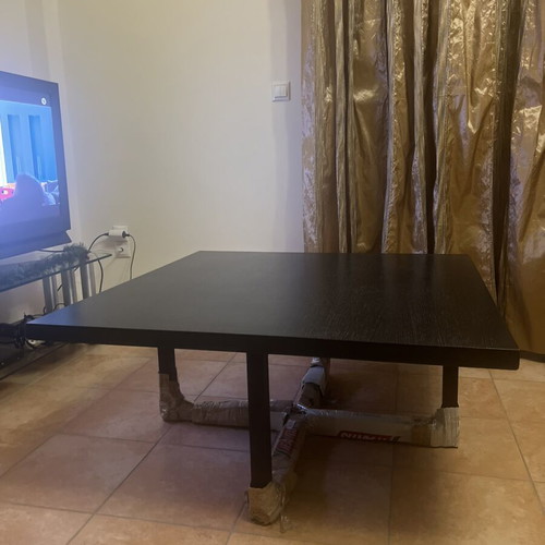 Coffee table like new with dimensions 47x103x103 cm