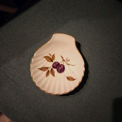 Shell-shaped plate with plum motif Royal Worcester like new