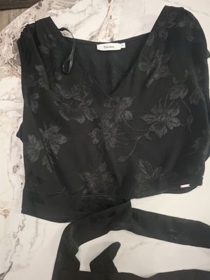 Toimoi μαύρο crop top με ανάγλυφο φλοράλ σχέδιο, μέγεθος M