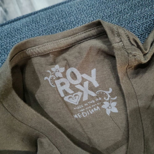 Roxy T shirt like new, brown, size M