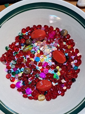 Beads 200g like new, mixed wood, glass, acrylic, and rubber